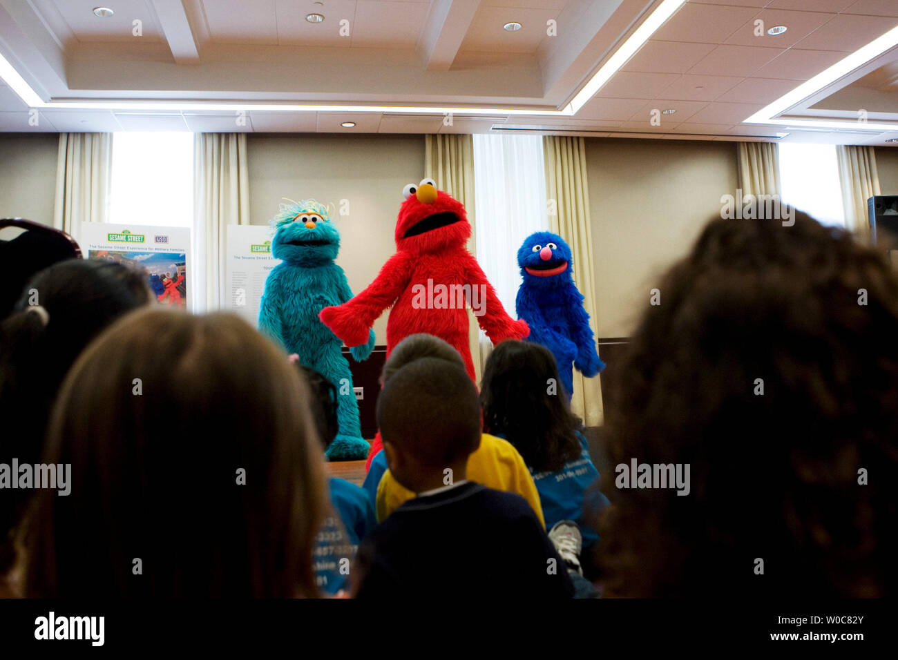 L'enfant regarde une performance de Sesame Street Elmo's, Rosita et Grover lors d'un événement pour annoncer "l'expérience de la Rue Sésame pour les familles des militaires, à Washington, le 26 juin 2008. Cette initiative offre un soutien et offre des ressources importantes pour les familles des militaires avec de jeunes enfants aux prises avec les effets de déploiement, de multiples déploiements ou lorsqu'un parent revient à la maison a changé en raison d'une blessure au combat. (Photo d'UPI/Patrick D. McDermott) Banque D'Images