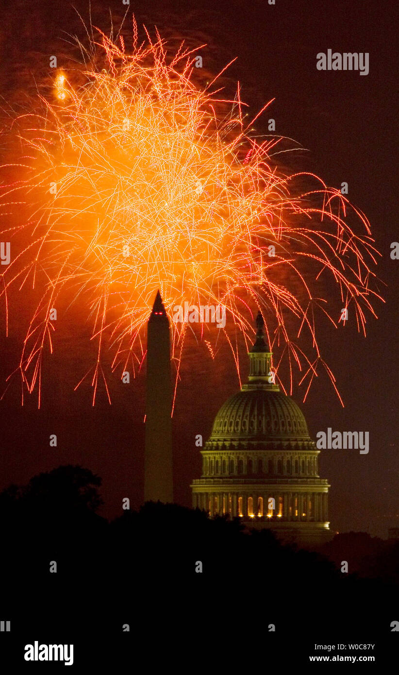 Feux d'artifice explosent dans le ciel au-dessus du Monument de Washington et le capitole comme la nation célèbre son indépendance Journée à Washington le 4 juillet 2008. Voir avec la permission de la Commission DC Sports et divertissements. (Photo d'UPI/Patrick D. McDermott) Banque D'Images