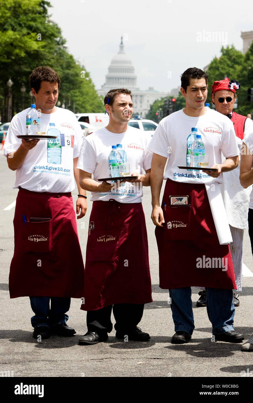 Les serveurs et serveuses participent a la 34e edition du serveur et serveuse de course qui s est tenue par la Brasserie Les Halles de celebrer le Jour de la Bastille a Washington