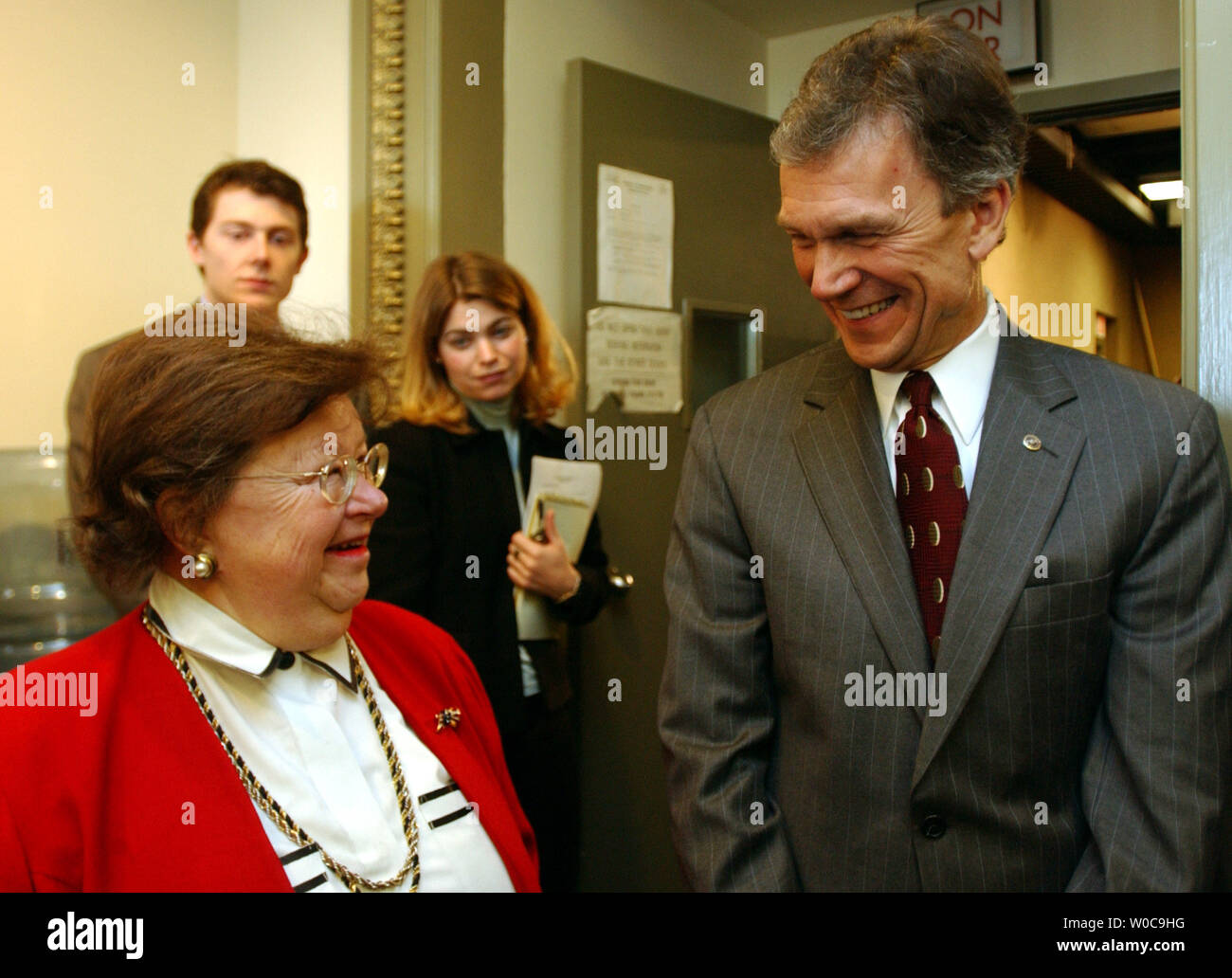 Le sénateur Tom Daschle, D-SD, droite, et Barbara Mikulski, D-MD, chat avant une conférence de presse à la suite d'un vote et l'adoption de la Loi de l'assurance-maladie, le 25 novembre 2003 à Washington. Le 54-44 vote envoie le projet de loi au président Bush, qui est désireux de signer cela dans la loi. (Photo d'UPI/Michael Kleinfeld) Banque D'Images