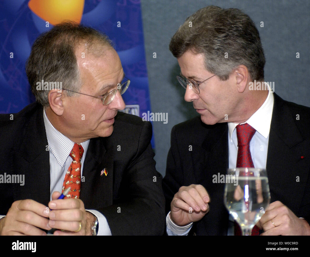 L'Ambassadeur de France aux États-Unis Jean David Levitte, Ambassadeur allemand à gauche et à l'United States Wolfgang Ischinger décide qui va répondre à la question suivante au cours d'une nouvelle mouture d'un nouveau programme entre les États-Unis, la France et l'Allemagne au National Press Club le 12 décembre 2003 à Washington. Les deux messieurs ont essayé d'éviter les questions concernant la décision prise par les États-Unis pour empêcher les entreprises de leur pays d'obtenir des contrats en Iraq. (Photo d'UPI/Michael Kleinfeld) Banque D'Images