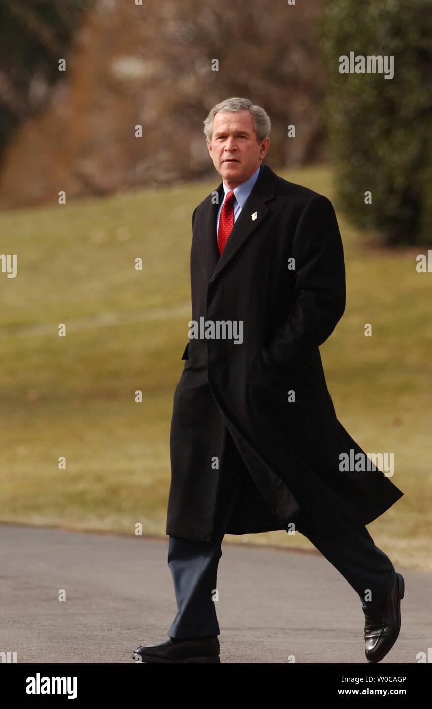 Le Président George Bush quitte le bureau ovale sur son chemin à Ft. Polk (Louisiane) le 17 février 2004 à Washington. Le président de la garde nationale du service a été mis en cause par de grands démocrates, qui fait de son voyage pour visiter gardes nationaux de plus en plus importante. (Photo d'UPI/Michael Kleinfeld) Banque D'Images