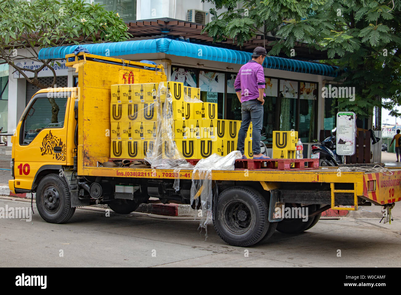 PATTAYA, THAÏLANDE, Apr 29 2018, des camions de livraison de bière dans la rue, Pattaya Banque D'Images