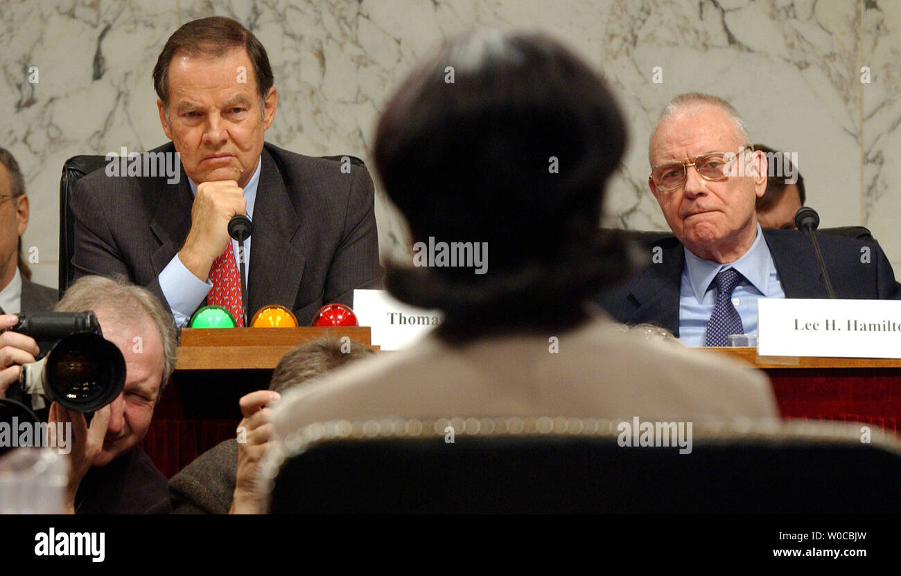 Le Conseiller pour la sécurité nationale, Condoleezza Rice, témoigne devant la Commission nationale sur les attaques terroristes, en tant que président Thomas Kean et Lee Hamilton Vice-président du conseil d'écouter, de gauche à droite le 8 avril 2004, sur la colline du Capitole à Washington. Le riz a témoigné de ce qu'elle savait avant le 11 septembre, en affirmant qu'il était "pas de solution miracle qui aurait pu empêcher les attaques terroristes". (Photo d'UPI/Roger L. Wollenberg) Banque D'Images