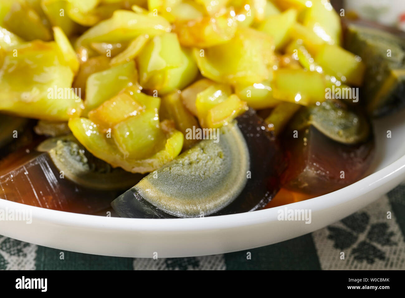 Un plat froid de quartiers d'oeufs frits et de siècle de poivrons verts. Parfois appelé pidan salade. Banque D'Images
