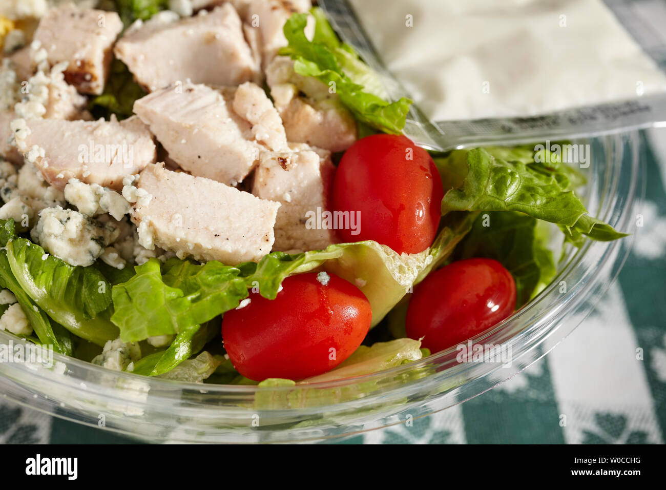 Salade pré-fait dans un récipient en plastique. Un aliment de base du monde moderne. Banque D'Images