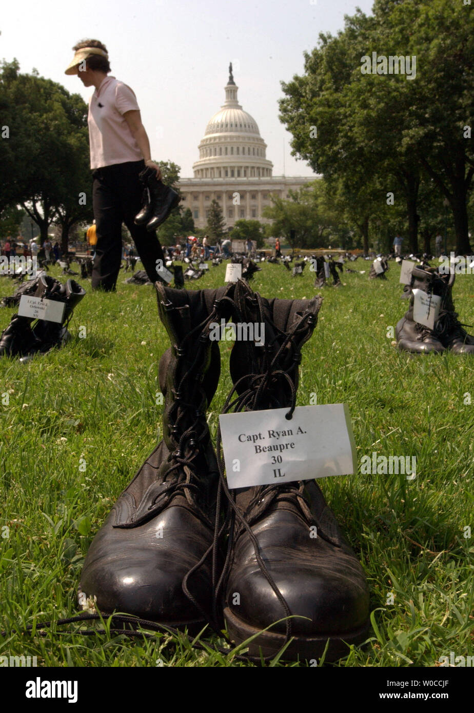 Huit cents paires de bottes de combat, chacun symbolisant un soldat américain tué en Irak, lignes East Sénat Parc en face du Capitole dans le cadre de l'American Friends Service Committee's exhibition le 25 mai 2004 à Washington. (Photo d'UPI/Rick Steele). Banque D'Images