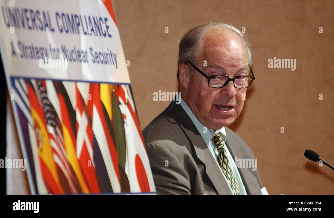 Hans Blix, l'ancien chef des inspecteurs en Iraq et en ce moment de la Commission sur les armes de destruction massive, parle à une dotation Carnegie pour la paix internationale conférence internationale sur la non-prolifération le 21 juin 2004 à Washington. Blix a été très critiques à l'égard de l'administration Bush pour leur gestion de la guerre en Irak. (Photo d'UPI/Michael Kleinfeld) Banque D'Images