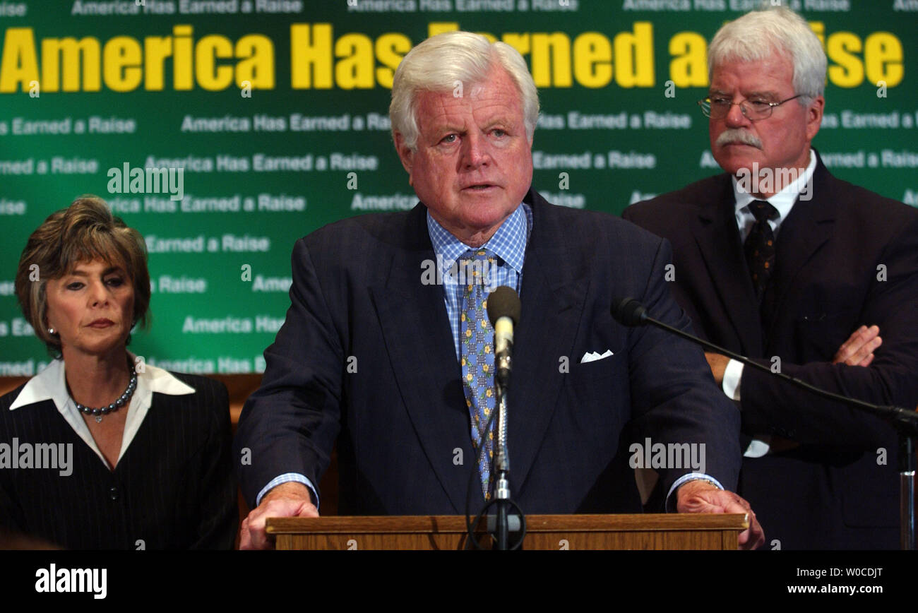 Le sénateur Ted Kennedy, D-MA, s'adresse à tous ceux qui se sont réunis lors d'une conférence de presse pour pousser le Congrès d'augmenter le salaire minimum, le 8 juillet 2004 à Washington. Kennedy affirme que les familles à faible revenu ne peuvent plus rester au-dessus du seuil de pauvreté tout en travaillant pour le salaire minimum. Barbara Boxer, D-CA, gauche et George Miller, D-CA. (Photo d'UPI/Michael Kleinfeld) Banque D'Images