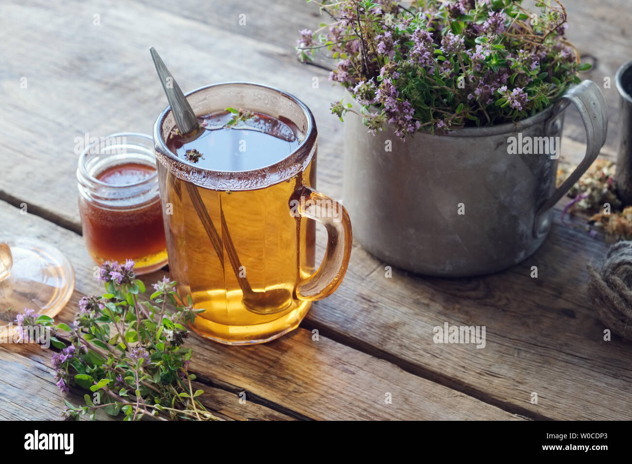 Tasse de tisane de thym miel sain, jar et rustique metal tasse pleine de Thymus serpyllum herbes médicinales. Banque D'Images