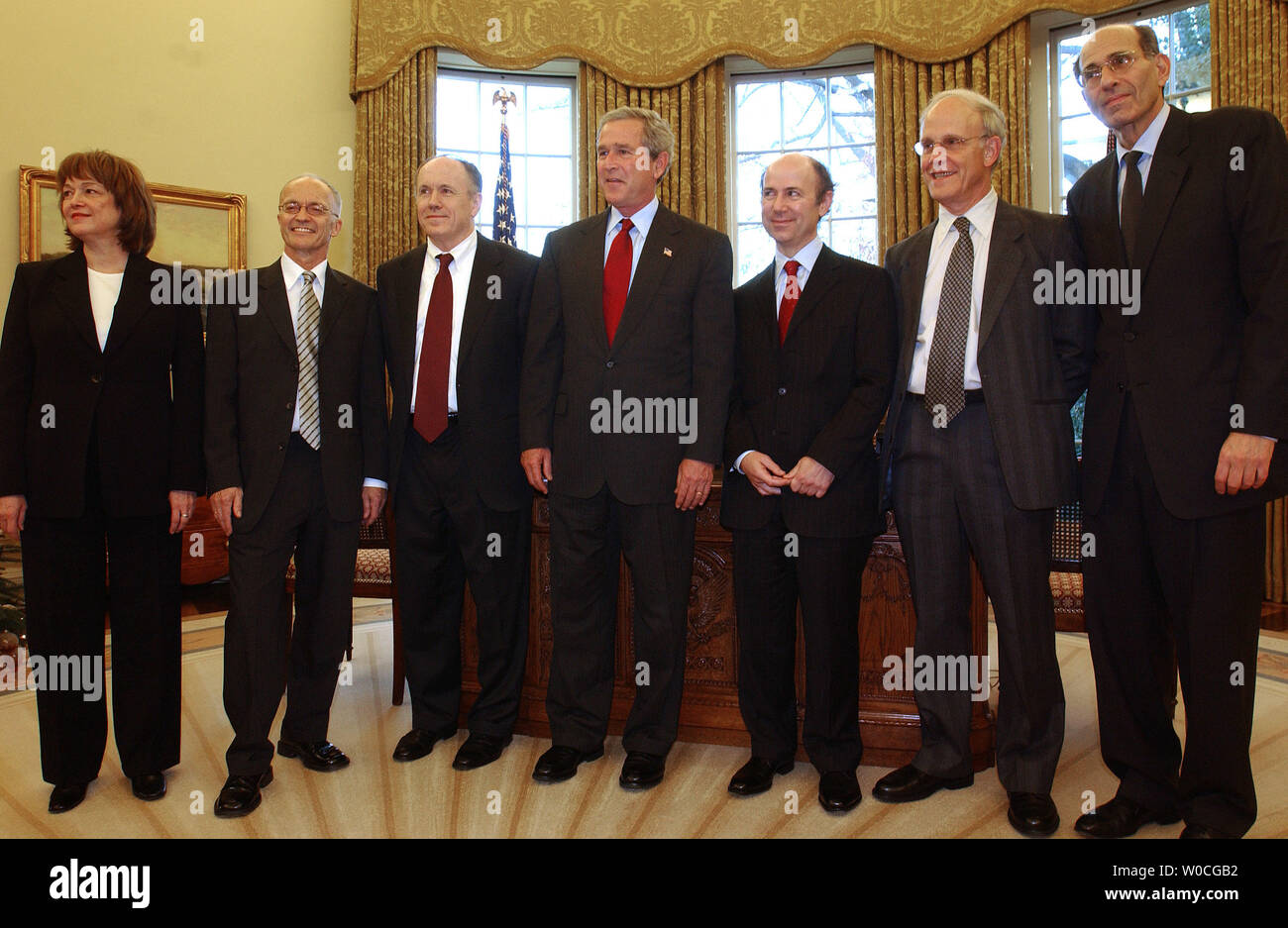 Le Président George Bush se félicite les lauréats du Prix Nobel, (L-R) Linda Buck, physiologie/médecine ; Finn Kydland, de l'économie ; Edward Prescott, de l'économie ; Frank Wilczek, physique ; David Gross, physique et Richard Axel, physiologie/médecine pour le bureau ovale sur 1 Décembre 2004 à Washington. (Photo d'UPI/Michae Kleinfeld) Banque D'Images