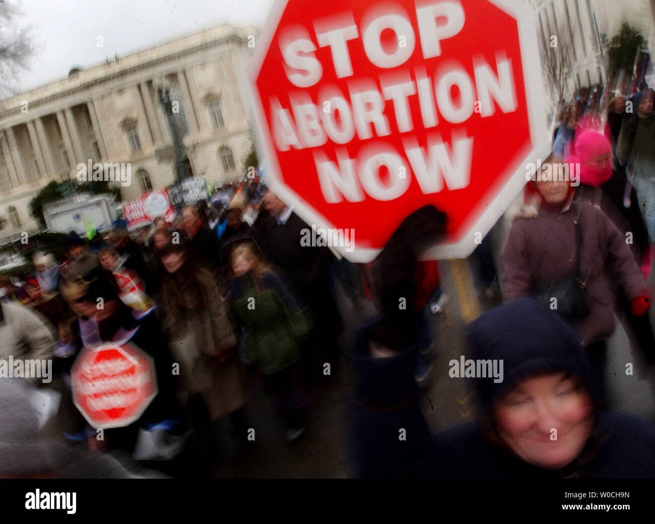 Les partisans pro-vie de mars Independence Ave. à Washington pour s'élever contre la décision de la Cour suprême Roe contre Wade le 24 janvier 2005. Hier, c'était le 32e anniversaire de la Roe contre Wade, qui a donné aux femmes le droit de se faire avorter aux États-Unis. (Photo d'UPI/Michael Kleinfeld) Banque D'Images