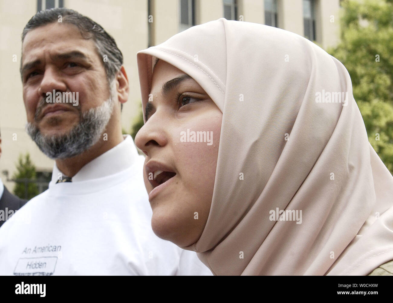 Omar Abu Ali et sa fille Tazmeem parler avec les membres de la presse avant d'aller en cour de district du District de Columbia pour délivrer une pétition Habeas dans ce fichier photo le 27 juillet 2004 à Washington. Le fils, Ahmed Omar Abu Ali, est en prison à Alexandria, VA pour avoir comploté d'assassiner le Président George W. Bush. (Photo d'UPI/Michael Kleinfeld) Banque D'Images