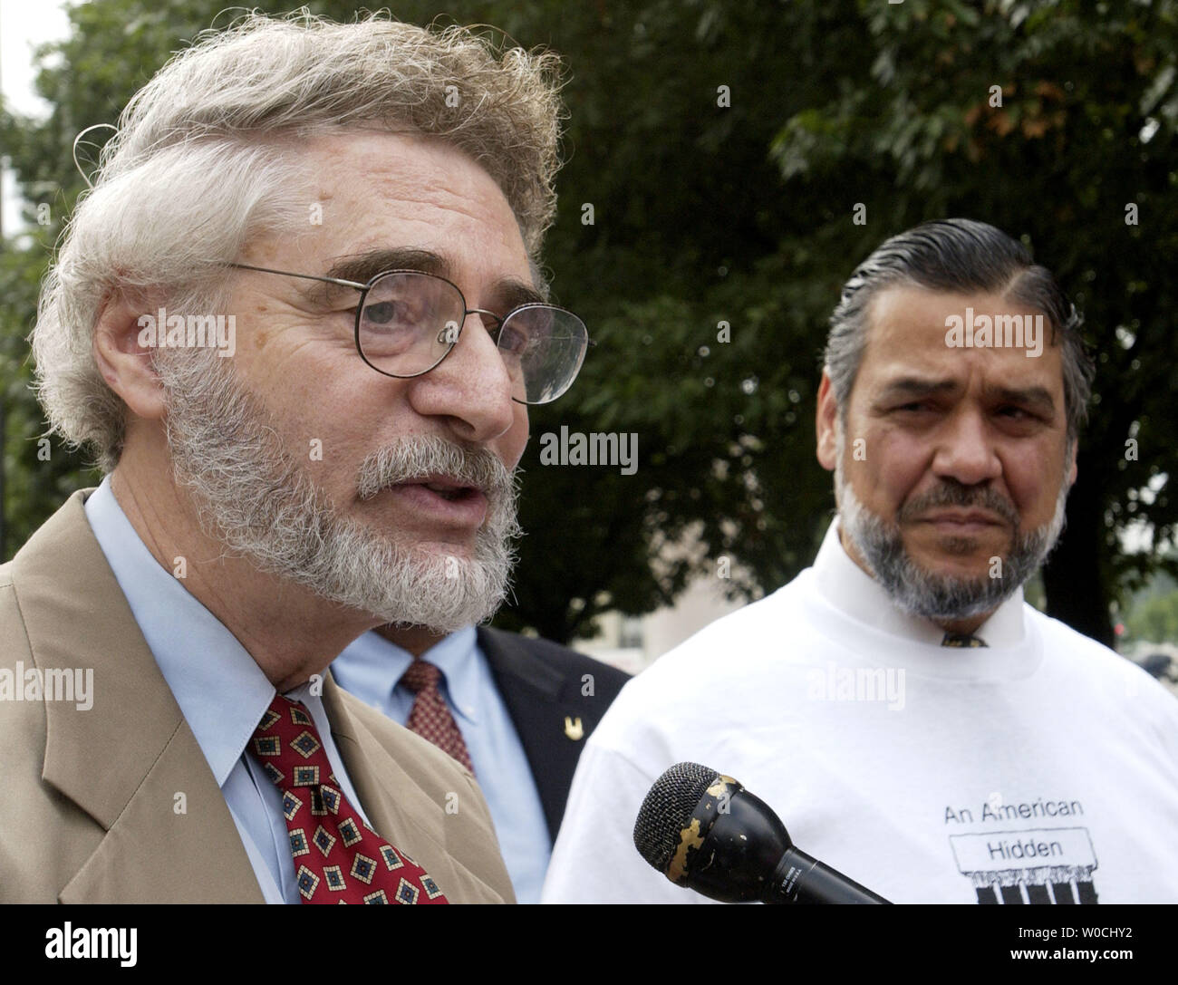 Omar Abu Ali et son avocat Morton Sklar parler avec les membres de la presse avant d'aller en cour de district du District de Columbia pour délivrer une pétition Habeas, dans ce fichier photo, le 27 juillet 2004 à Washington. Le fils, Ahmed Omar Abu Ali, est en prison à Alexandria, VA pour avoir comploté d'assassiner le Président George W. Bush. (Photo d'UPI/Michael Kleinfeld) Banque D'Images