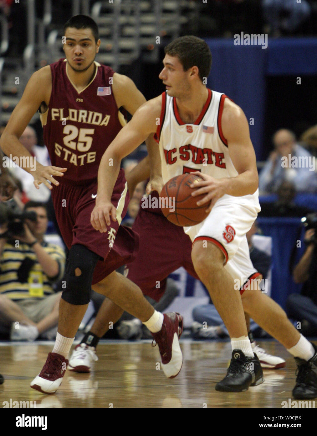 Ilian Evtimov (3) de la NC State Wolfpack durs pour le panier contre Diego Romero (25) de la Florida State Seminoles dans un tournoi de jeu au MCI Center à Washington DC le 10 mars 2004. NC State défait FSU 70-54. (UPI Photo/Kevin Dietsch) Banque D'Images