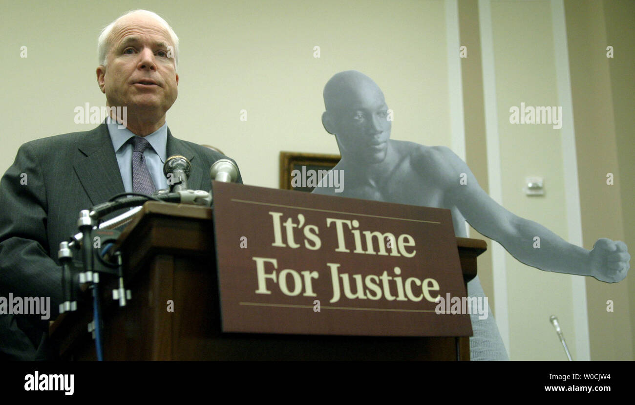 Le sénateur John McCain (R-AZ) prend la parole à une conférence de presse appelant le président Bush d'accorder un pardon à Jack Johnson, le premier noir heavyweight champion du monde à la maison de M. Rayburn Immeuble de bureaux à Washington, DC, le 6 avril 2005. Jack Johnson a été arrêté pour le transport d'une femme blanche d'un état en 1913. (UPI Photo/Kevin Dietsch) Banque D'Images