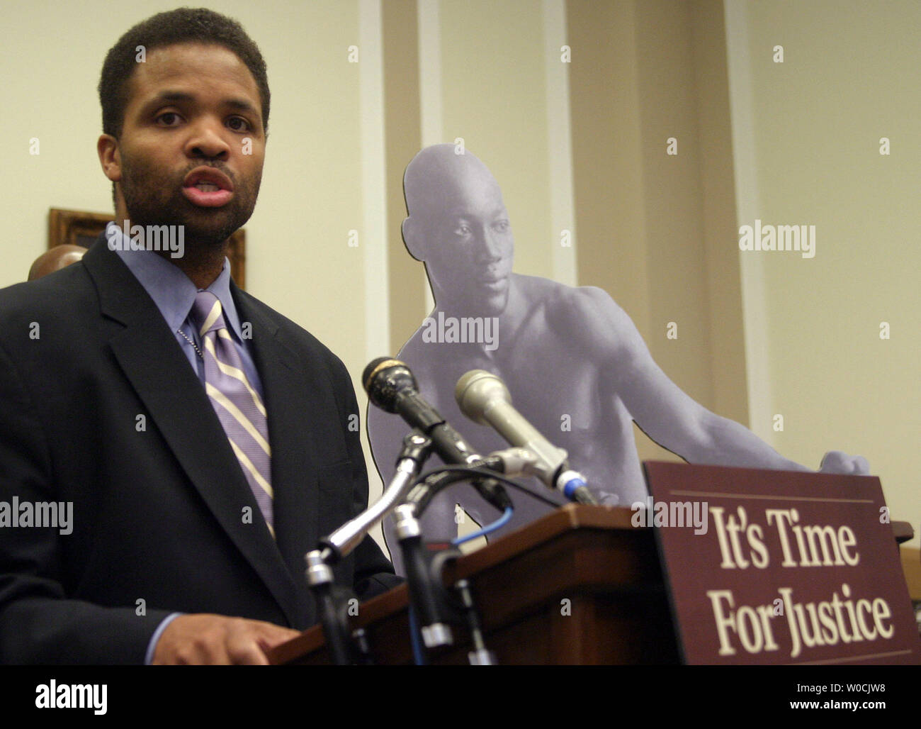 M. Jesse Jackson, Jr (D-IL) prend la parole à une conférence de presse appelant le président Bush d'accorder un pardon à Jack Johnson, le premier noir heavyweight champion du monde à la maison de M. Rayburn Immeuble de bureaux à Washington, DC, le 6 avril 2005. Jack Johnson a été arrêté pour le transport d'une femme blanche d'un état en 1913. (UPI Photo/Kevin Dietsch) Banque D'Images