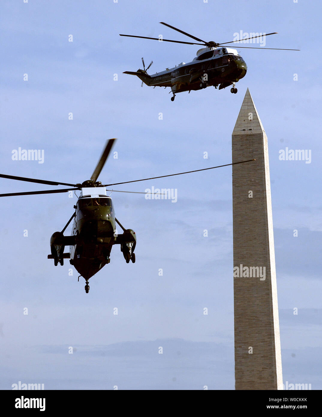 Un marin, avec le président Bush à bord, et un leurre le Washington Monument sur la pelouse Sud de la Maison Blanche le 26 avril 2005. Bush a été de Galveston, Texas, discuter de la réforme de la sécurité sociale. (Photo d'UPI/Roger L. Wollenberg) Banque D'Images