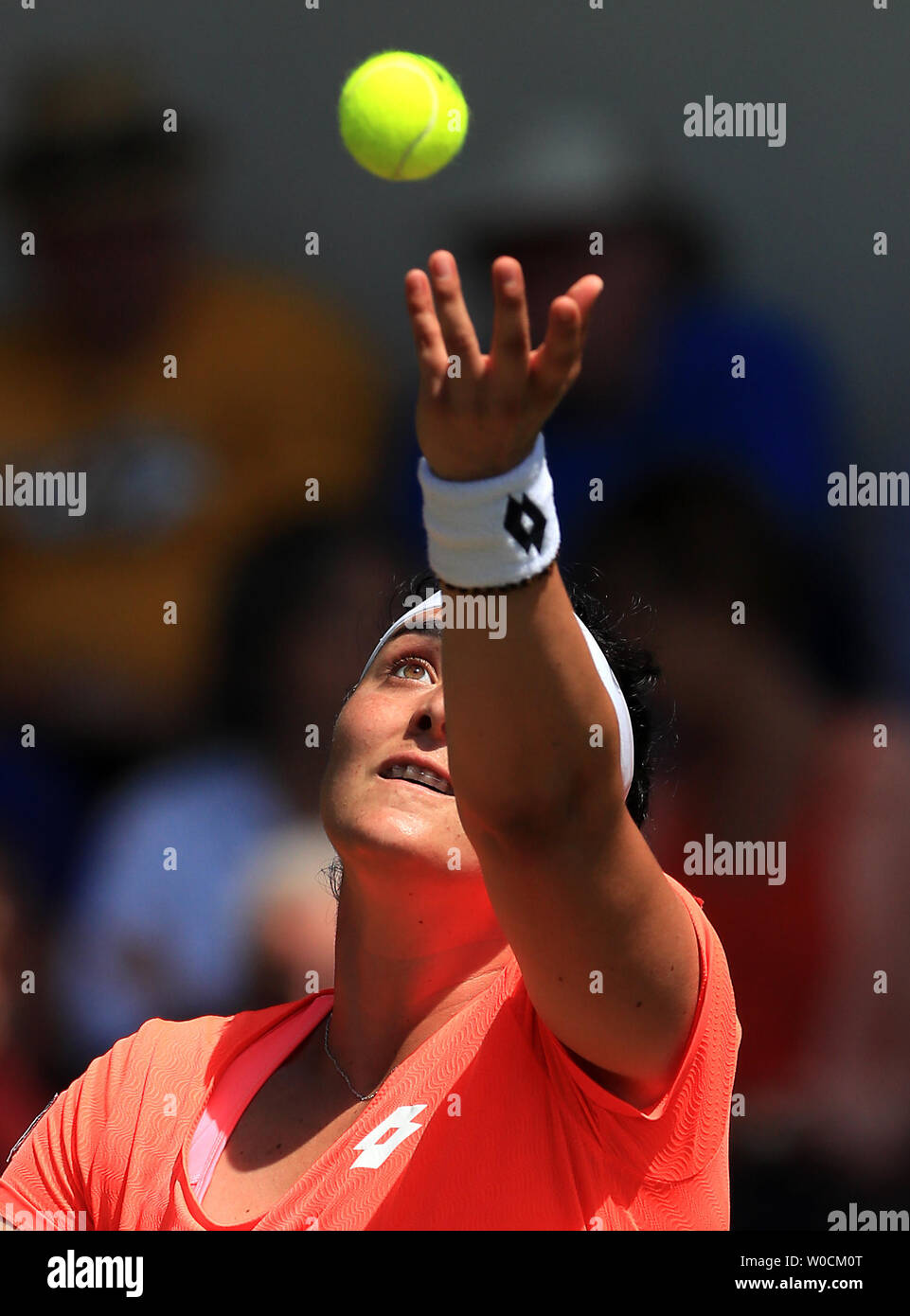 Ons Jabeur en action dans le match de simple dames au cours de la cinquième journée de la nature internationale de la vallée du Devonshire Park, à Eastbourne. Banque D'Images
