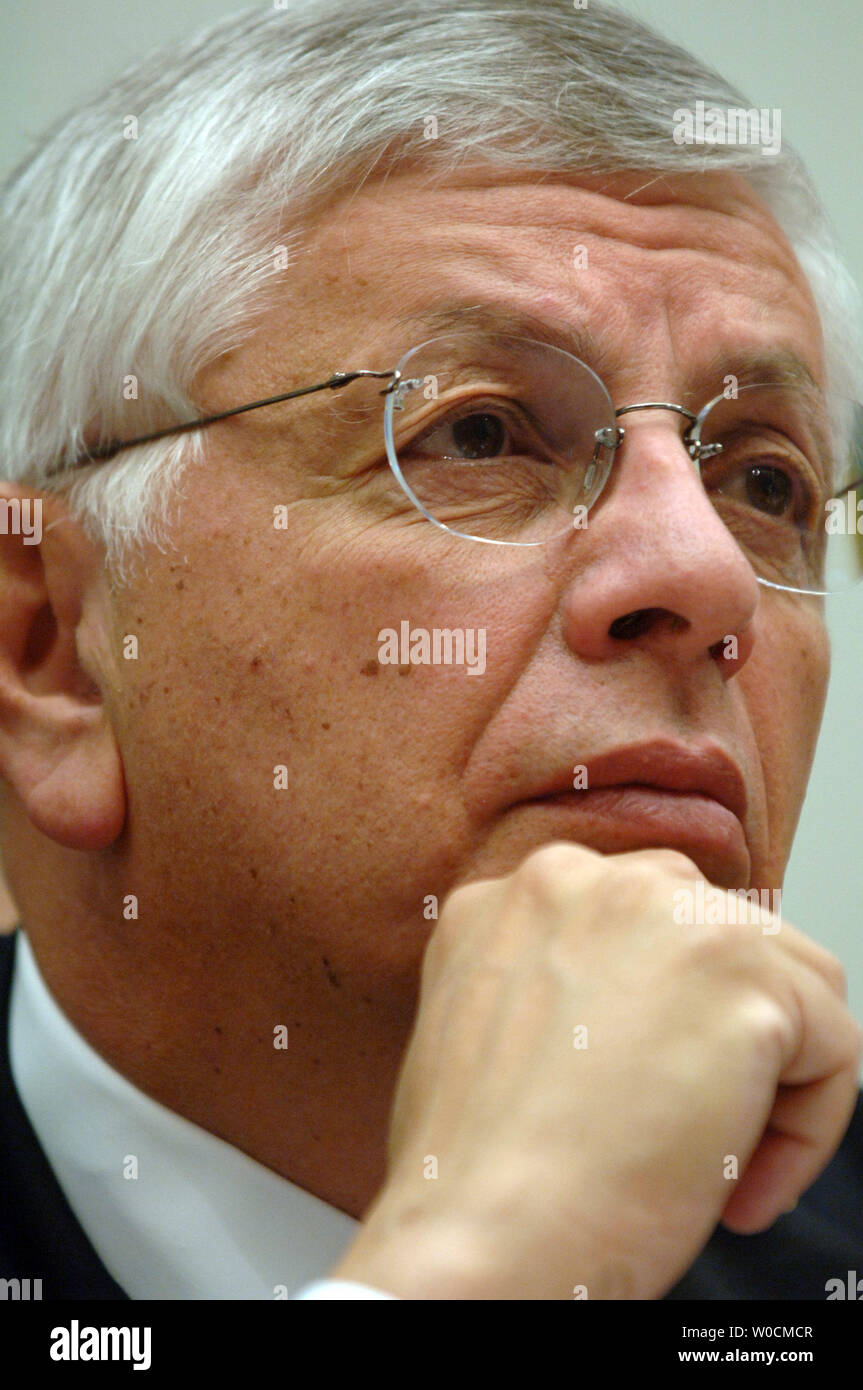 David Stern, commissaire de la NBA témoigne devant le comité de réforme du gouvernement Chambre audience sur l'usage des stéroïdes dans l'Association nationale de basket-ball et de leur programme d'essais de stéroïdes, le 19 mai 2005 à Washington. Stern a déclaré que les joueurs NBA ne bénéficieraient pas de l'utilisation de stéroïdes, et donc d'une politique plus stricte n'est pas nécessaire. (Photo d'UPI/Michael Kleinfeld) Banque D'Images