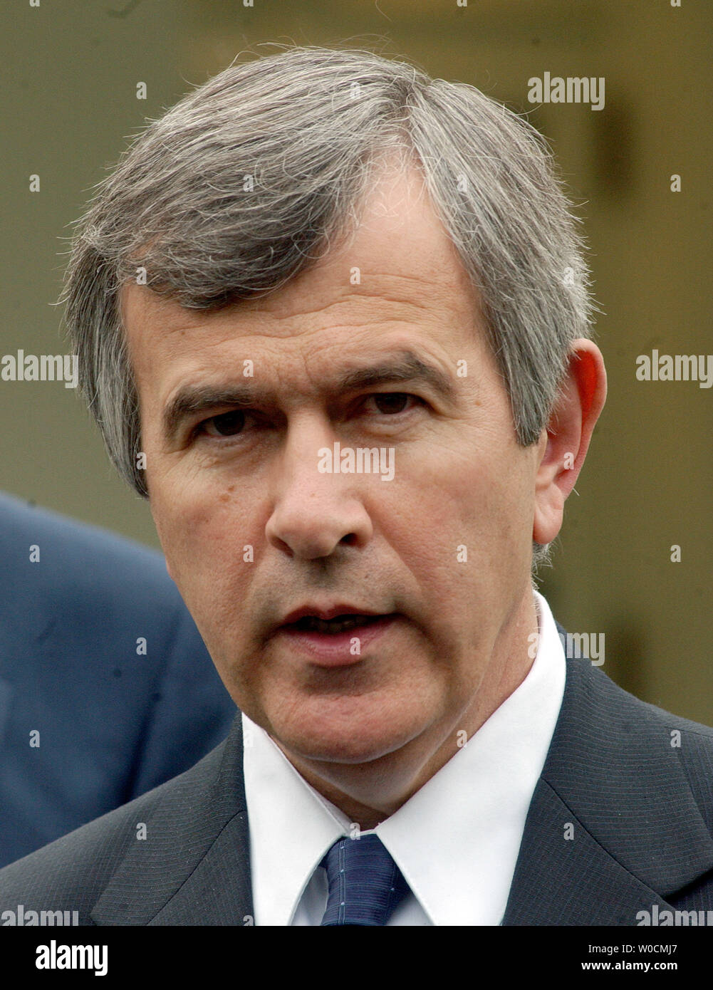 Le Secrétaire à l'Agriculture Mike Johanns parle de la loi de libre-échange d'Amérique centrale (CAFTA) avec la presse après une réunion à la Maison Blanche à Washington le 25 mai 2005. Johanns a appelé l'accord un "no brainer" pour l'agriculture américaine, disant les exportations pourraient augmenter de plusieurs milliards. (Photo d'UPI/Roger L. Wollenberg) Banque D'Images