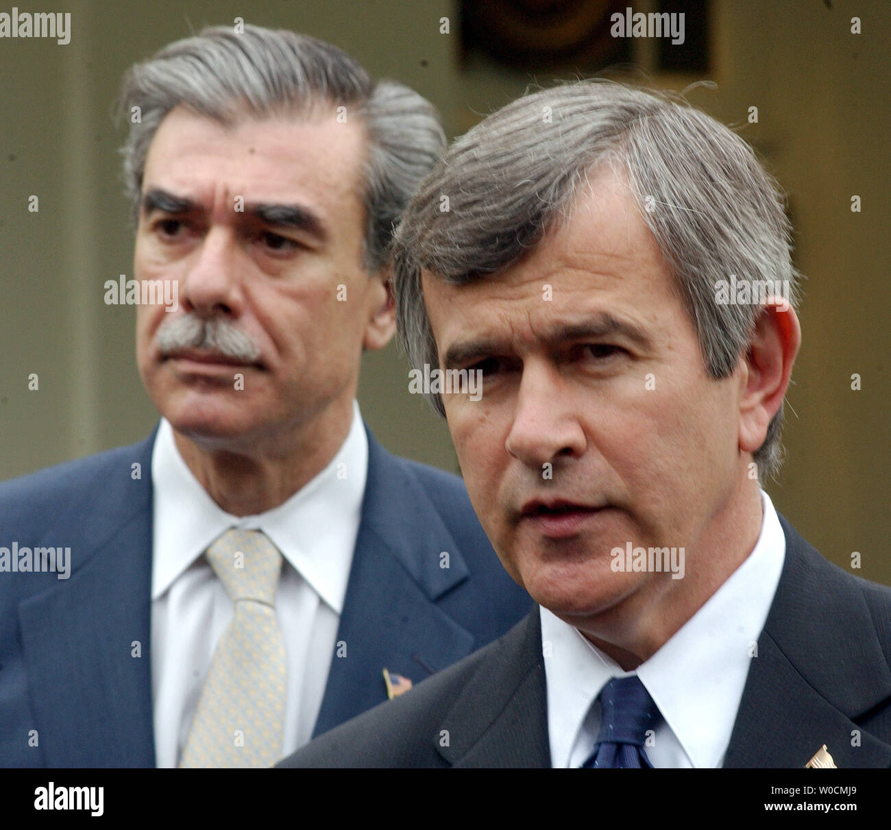 Le Secrétaire à l'Agriculture Mike Johanns et au secrétaire au Commerce Carlos Gutierrez (L) parler de la Loi sur le libre-échange d'Amérique centrale (CAFTA) avec la presse après une réunion à la Maison Blanche à Washington le 25 mai 2005. Johanns a appelé l'accord un "no brainer" pour l'agriculture américaine, disant les exportations pourraient augmenter de plusieurs milliards. (Photo d'UPI/Roger L. Wollenberg) Banque D'Images