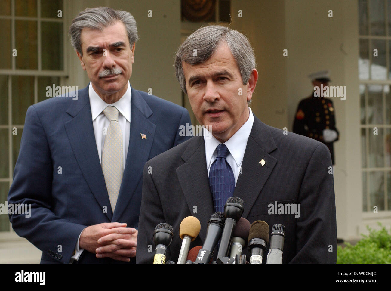 Le Secrétaire à l'Agriculture Mike Johanns et au secrétaire au Commerce Carlos Gutierrez (L) parler de la Loi sur le libre-échange d'Amérique centrale (CAFTA) avec la presse après une réunion à la Maison Blanche à Washington le 25 mai 2005. Johanns a appelé l'accord un "no brainer" pour l'agriculture américaine, disant les exportations pourraient augmenter de plusieurs milliards. (Photo d'UPI/Roger L. Wollenberg) Banque D'Images