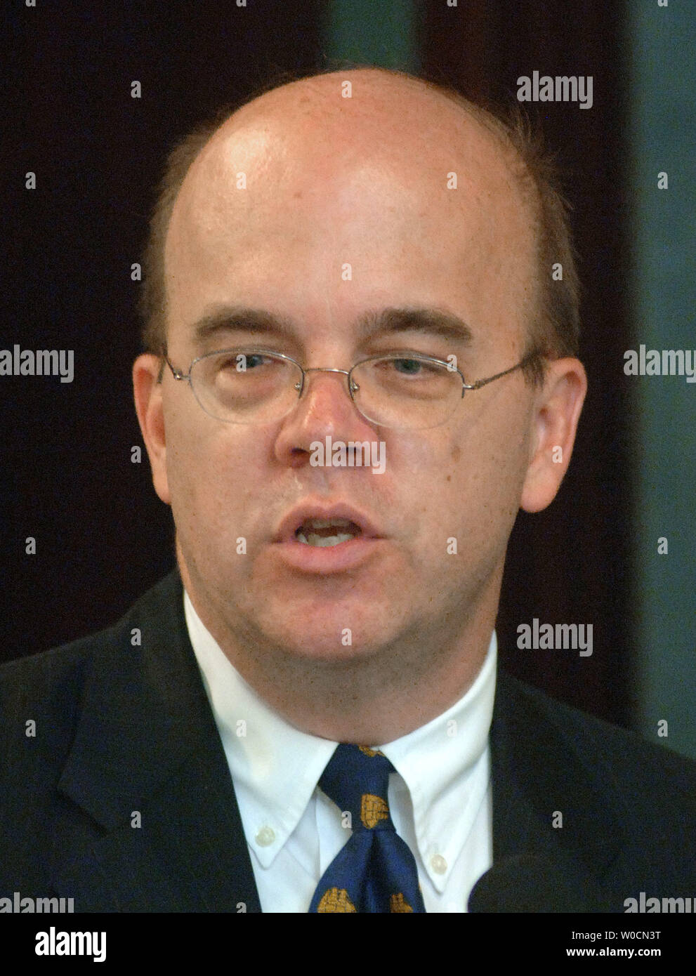 Rempl. James McGovern, D-Mass., se prononce contre la mise un terminal de gaz naturel liquéfié (GNL) dépôt dans la ville de Fall River, Mass., lors d'une conférence de presse au National Press Club à Washington le 9 juin 2005. Plusieurs groupes, y compris des membres du Congrès, la ville de Fall River et certains experts en matière de terrorisme contre mettre de nouveaux dépôts de GNL dans popluated domaines parce que les risques pour la sécurité de ces installations. (Photo d'UPI/Roger L. Wollenberg) Banque D'Images