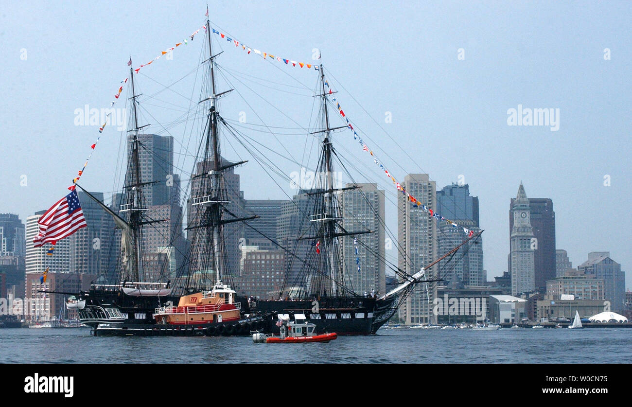 L'USS Constitution, le bien-aimé de Boston "vieux fer à repasser côtés', est escorté par de multiples ressources de la Garde côtière à Ft. L'indépendance de l'île au Château Hill dans le sud de Boston, où l'USS Contitution a tiré sa salve de 21 coups, et a ensuite été ramené à son dock à Charlestown Navy Yard le 11 juin 2005. (Photo d'UPI/Kelly Newlin/Garde côtière canadienne) Banque D'Images