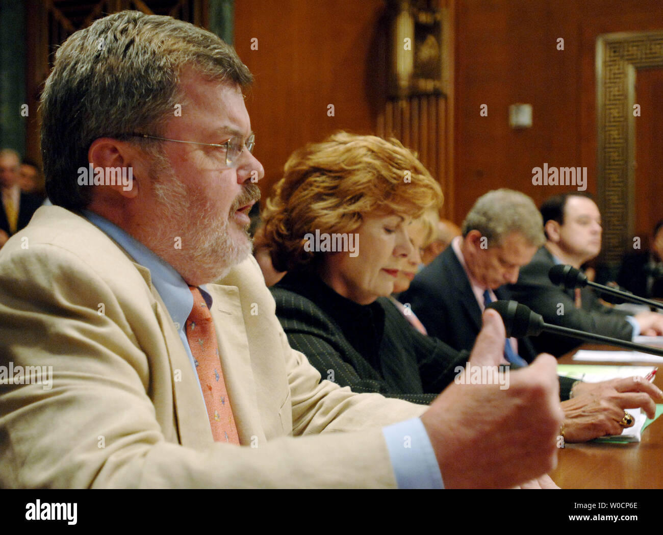 Kenneth Tomlinson, Président du Conseil d'administration de la DGPC, témoigne devant le comité du Sénat sur le financement des crédits CPE le 11 juillet 2005 à Washington. PBS a été critiqué par les Républicains qui ont prétendu au canal gauche de diffusion et de programmation ne devrait pas recevoir un financement du congrès. (Photo d'UPI/Michael Kleinfeld) Banque D'Images