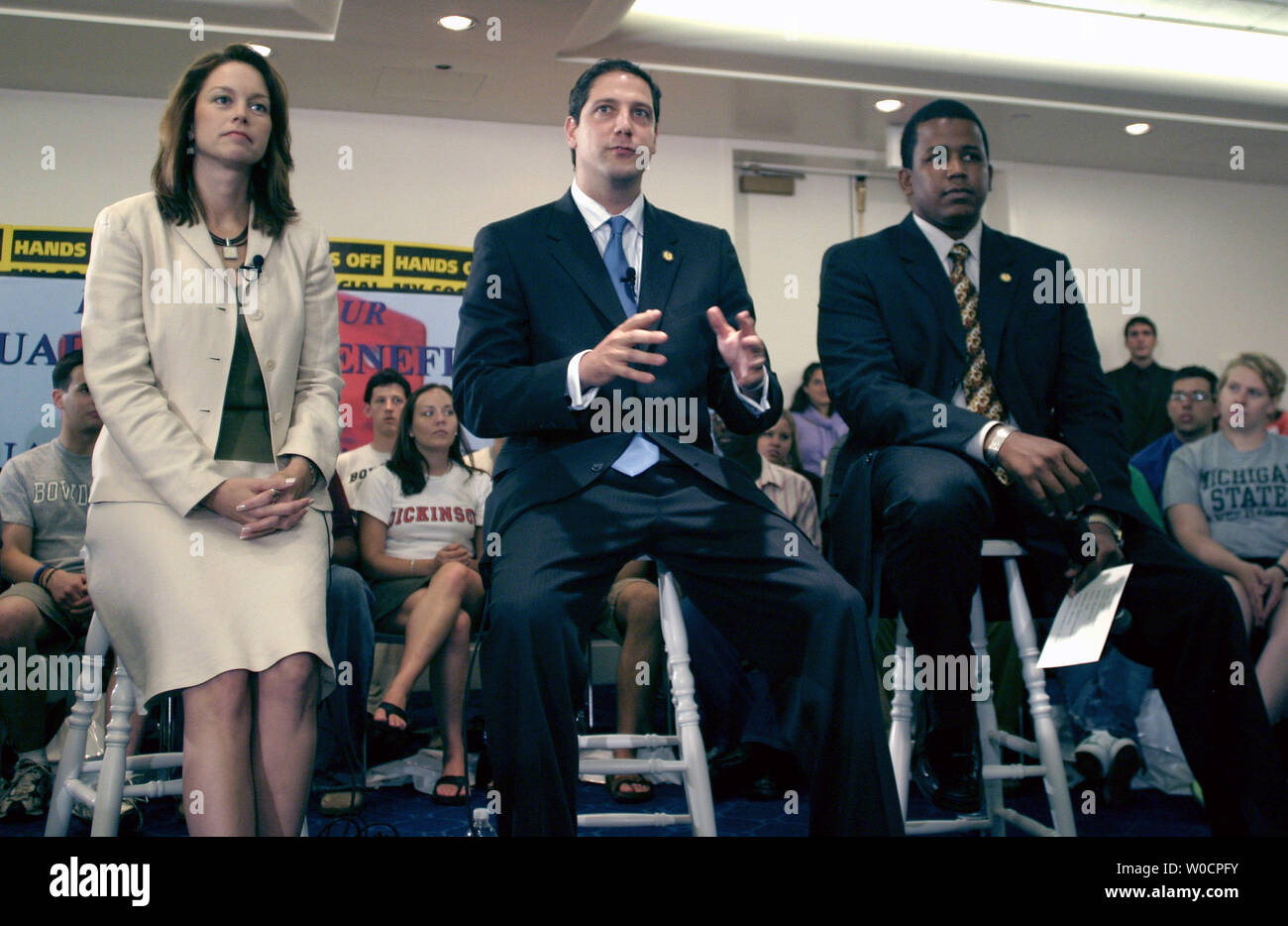 Mme Stéphanie Herseth (D-SD) (L), M. Tim Ryan (D-OH) et le membre du Congrès Kendrick Meek (D-FL) (R) spreak sur l'avenir de la sécurité sociale à un 'quelque chose' 30 Groupe de sécurité sociale réunion publique sur la colline du Capitole à Washington le 21 juillet 2005. (UPI Photo/Kevin Dietsch) Banque D'Images