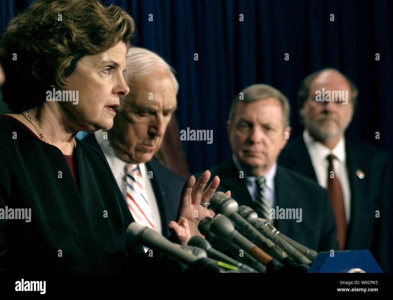 Le Sénateur Dianne Feinstien (D-CA) se prononce contre le projet de "la protection de la Loi sur le commerce licite des armes' sur une législation démocratique antigun conférence de presse sur la colline du Capitole à Washington le 29 juillet 2005. Le projet de loi protégerait les fabricants d'armes à feu à partir de la plupart des procès découlant de l'utilisation ou la mauvaise utilisation des armes à feu. (UPI Photo/Kevin Dietsch) Banque D'Images