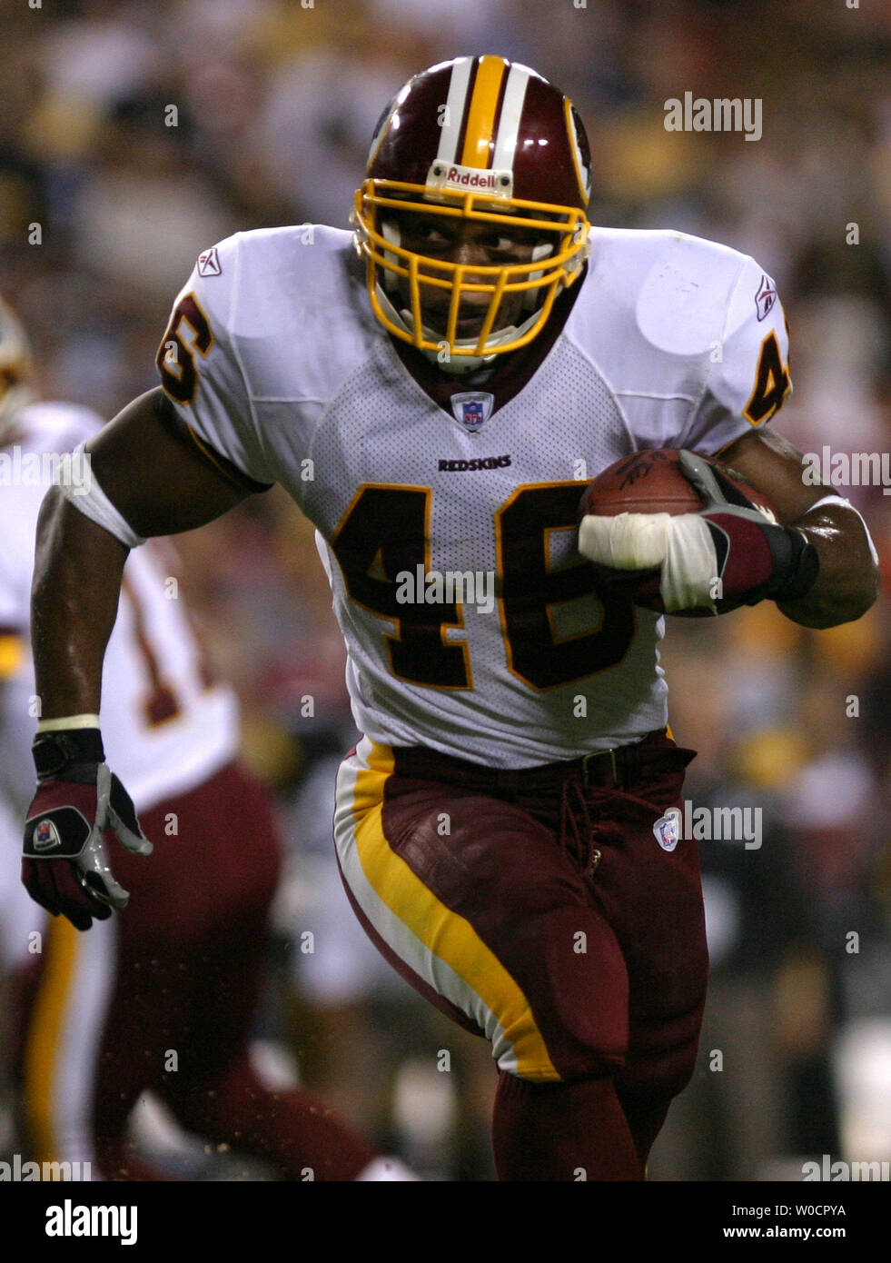 Ladell Betts (46) des Redskins de Washington s'étend vers le bas pour une première au cours du deuxième trimestre contre les Steelers de Pittsburgh à Fed Ex Field à Landover, MD Le 26 août 2005. (UPI Photo/Kevin Dietsch) Banque D'Images