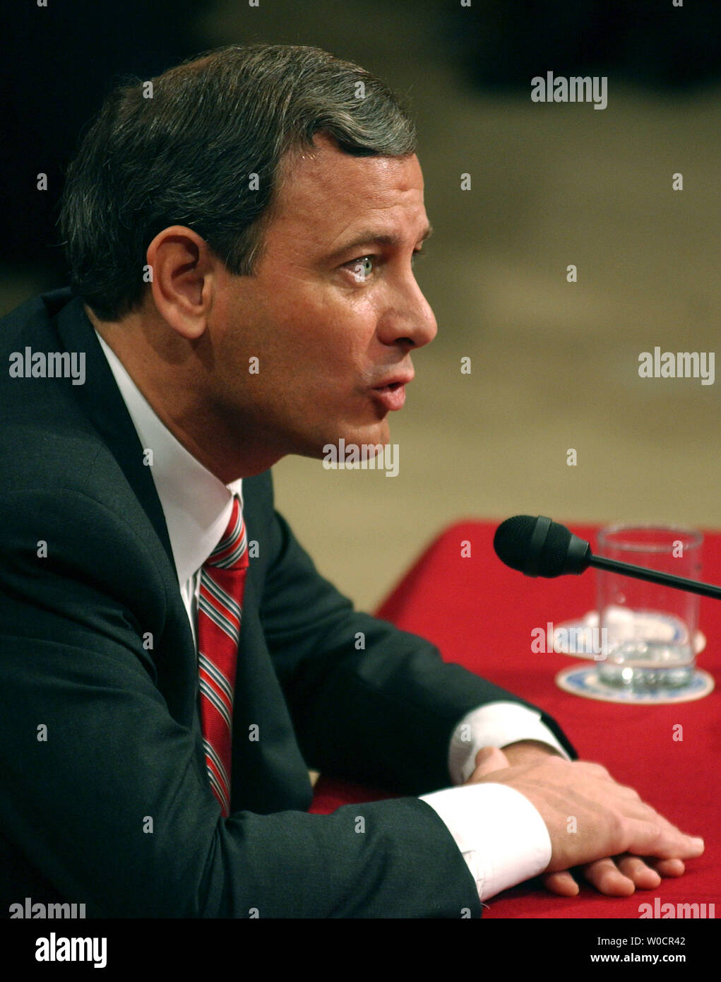 Le juge en chef des États-Unis juge John Roberts candidat témoigne devant le Comité judiciaire du Sénat au cours de son audience de confirmation sur la colline du Capitole à Washington le 13 septembre, 2005. (UPI Photo/Kevin Dietsch) Banque D'Images