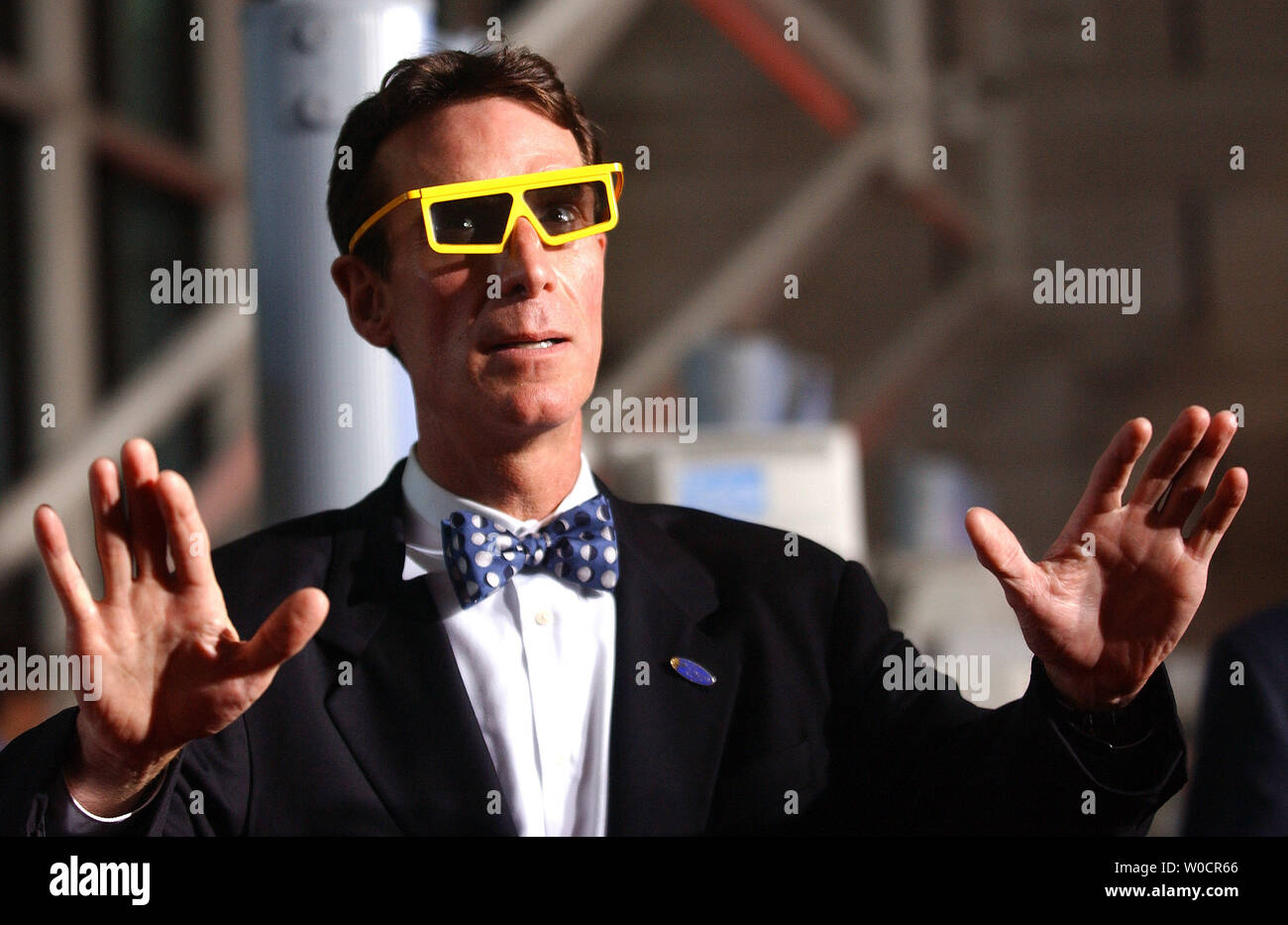 La personnalité de télévision Bill Nye The Science Guy, marche le tapis  rouge portant des lunettes 3D au premier ministre de l'IMAX film Magnifique  désolation : Marchons sur la Lune présenté par