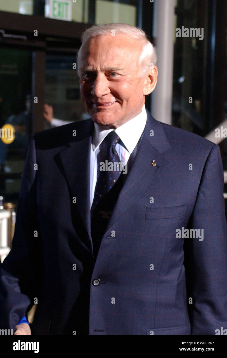 Le Dr de Buzz Aldrin, Apollo 11, marche le tapis rouge à la premier ministre de l'IMAX film Magnifique désolation : Marchons sur la Lune présenté par Tom Hanks, au National Air and Space Museum à Washington le 21 septembre 2005. (UPI/Photo Kevin Dietsch) Banque D'Images