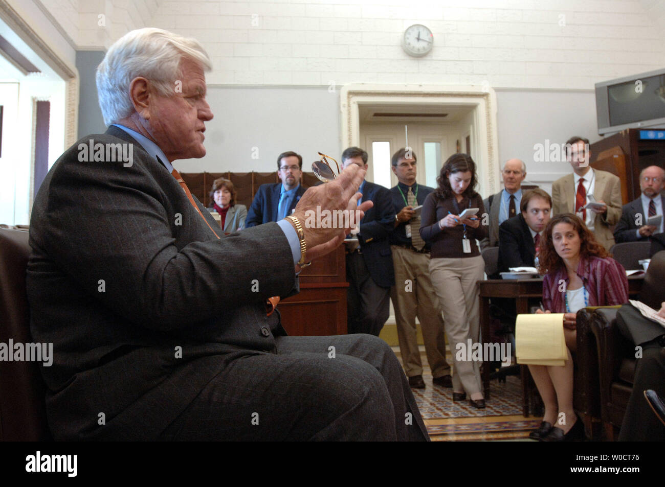 Le sénateur Ted Kennedy, D-Mass., discute le retrait de Harriet Miers comme un candidat à la Cour suprême des États-Unis au Capitole à Washington le 27 octobre 2005. Miers a retiré sa candidature tôt ce matin. (Photo d'UPI/Roger L. Wollenberg) Banque D'Images