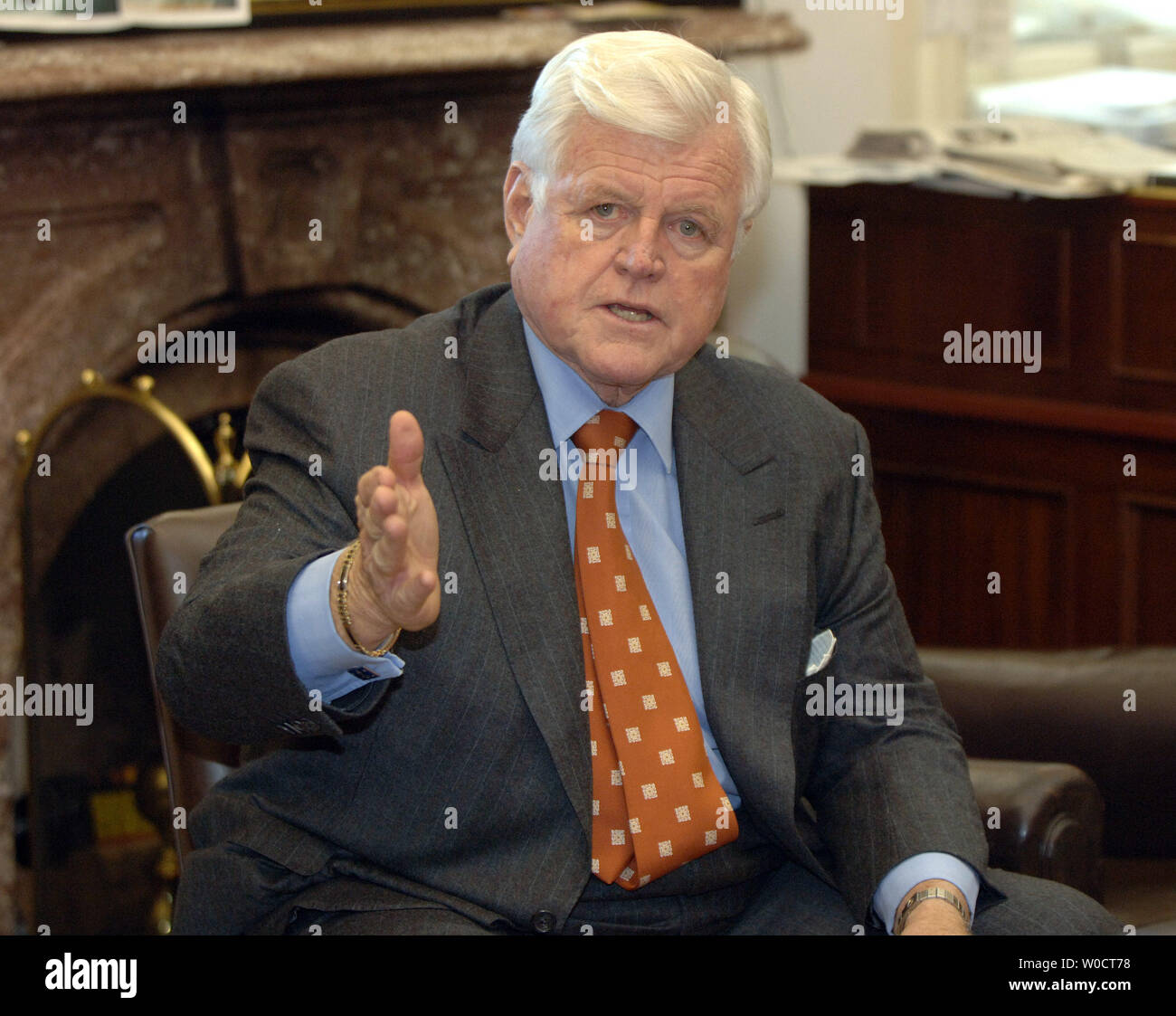 Le sénateur Ted Kennedy, D-Mass., discute le retrait de Harriet Miers comme un candidat à la Cour suprême des États-Unis au Capitole à Washington le 27 octobre 2005. Miers a retiré sa candidature tôt ce matin. (Photo d'UPI/Roger L. Wollenberg) Banque D'Images