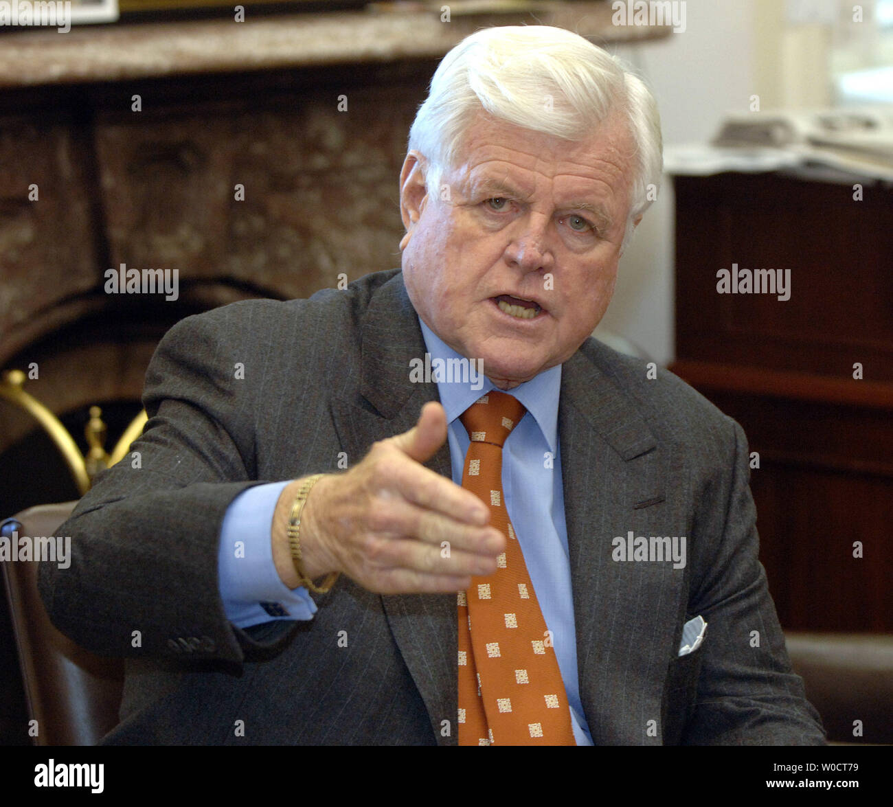 Le sénateur Ted Kennedy, D-Mass., discute le retrait de Harriet Miers comme un candidat à la Cour suprême des États-Unis au Capitole à Washington le 27 octobre 2005. Miers a retiré sa candidature tôt ce matin. (Photo d'UPI/Roger L. Wollenberg) Banque D'Images