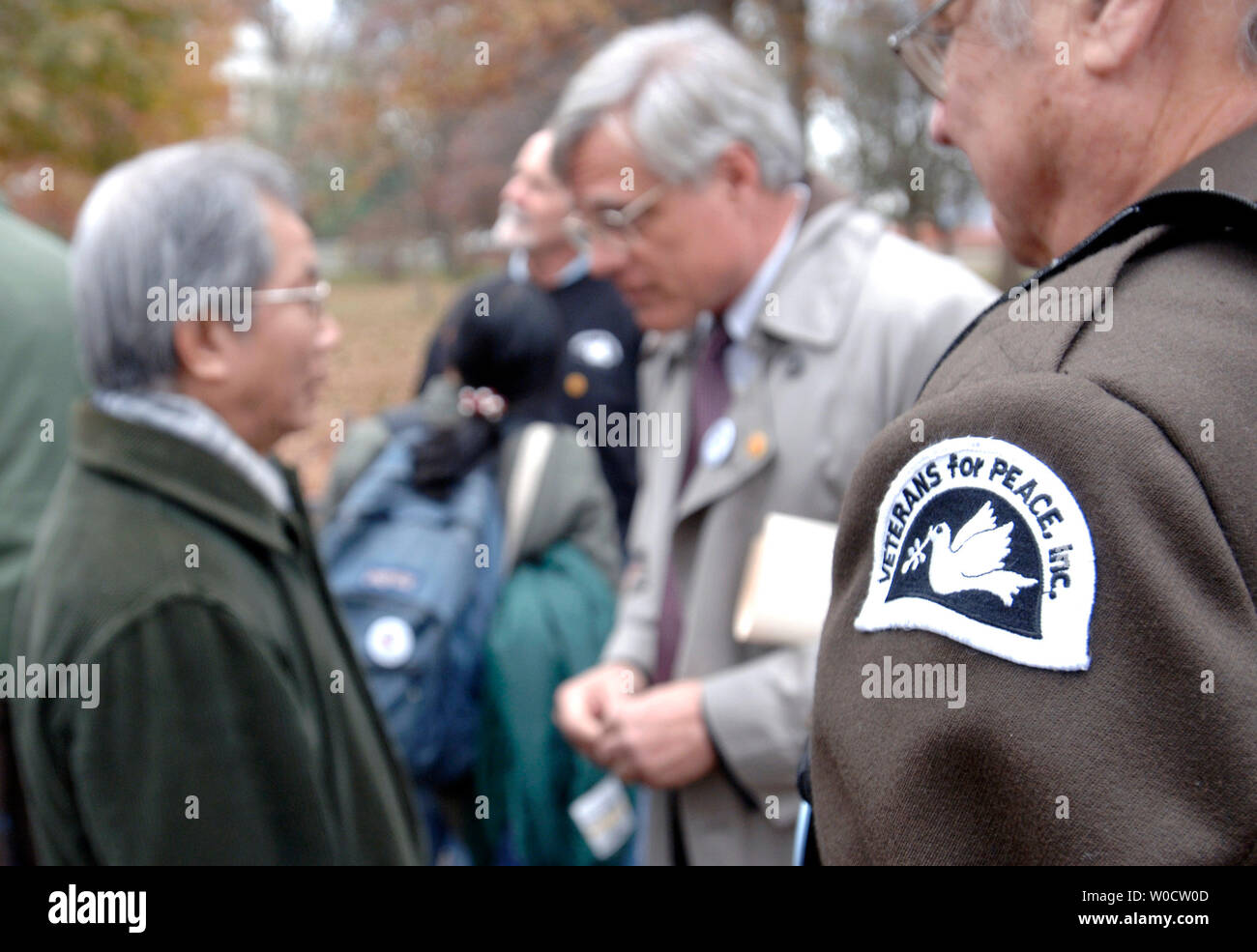 Les membres des anciens combattants pour la paix et les anciens combattants de la guerre du Vietnam rencontrez près de la Vietnam Veterans Memorial, au cours d'un événement de campagne réunissant des victimes de l'Agent Orange, une exposition la déforestation produit chimique utilisé dans la guerre du Vietnam, à Washington le 28 novembre 2005. L'agent Orange n'aurait touché plus de 3 millions de personnes dans le monde, causant caner, défauts de naissance, la maladie mentale et d'autres afflictions. Cela fait partie d'un 10 tour de ville de faire prendre conscience à ceux qui auraient été touchés par le produit chimique. (UPI Photo/Kevin Dietsch) Banque D'Images