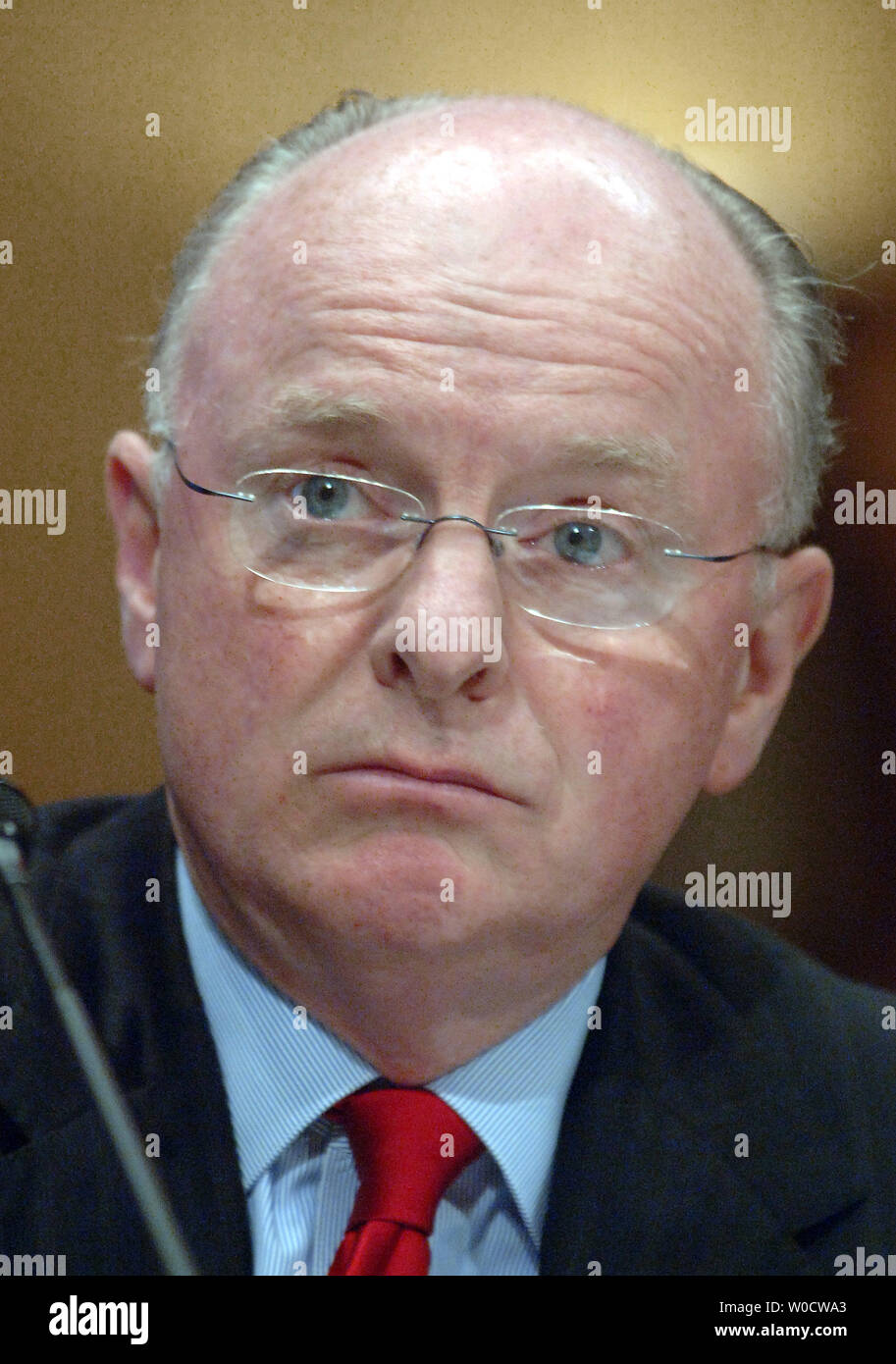 Président et chef de la Chevron Corporation David O'Reilly témoigne devant un sénat du Commerce, de la science et des transports et le Comité sénatorial permanent de l'énergie et des ressources naturelles sur l'audience du comité des prix de l'énergie et les profits des producteurs sur la colline du Capitole à Washington le 9 novembre 2005. (UPI Photo/Kevin Dietsch) Banque D'Images