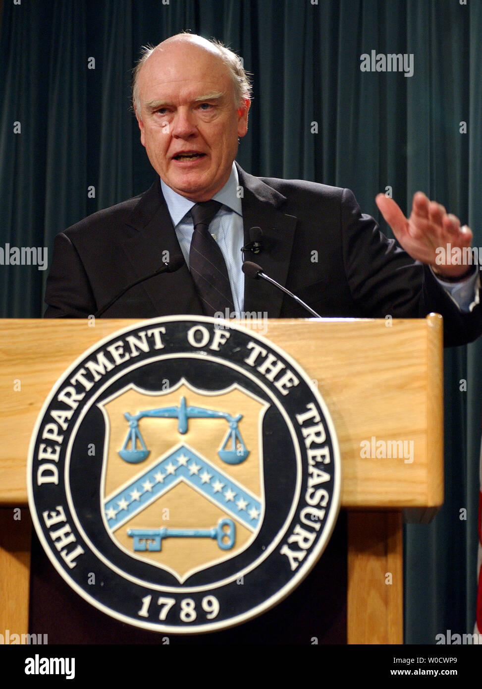Le Secrétaire au Trésor, John Snow, tient une conférence de presse pour discuter de l'économie à la fin de l'année au ministère du Trésor à Washington le 14 décembre 2005. Il a dit que l'économie est en grande forme, se développe à un bon clip avec une inflation faible, et que les réductions d'impôt de l'administration avait une grande incidence positive. (Photo d'UPI/Roger L. Wollenberg) Banque D'Images