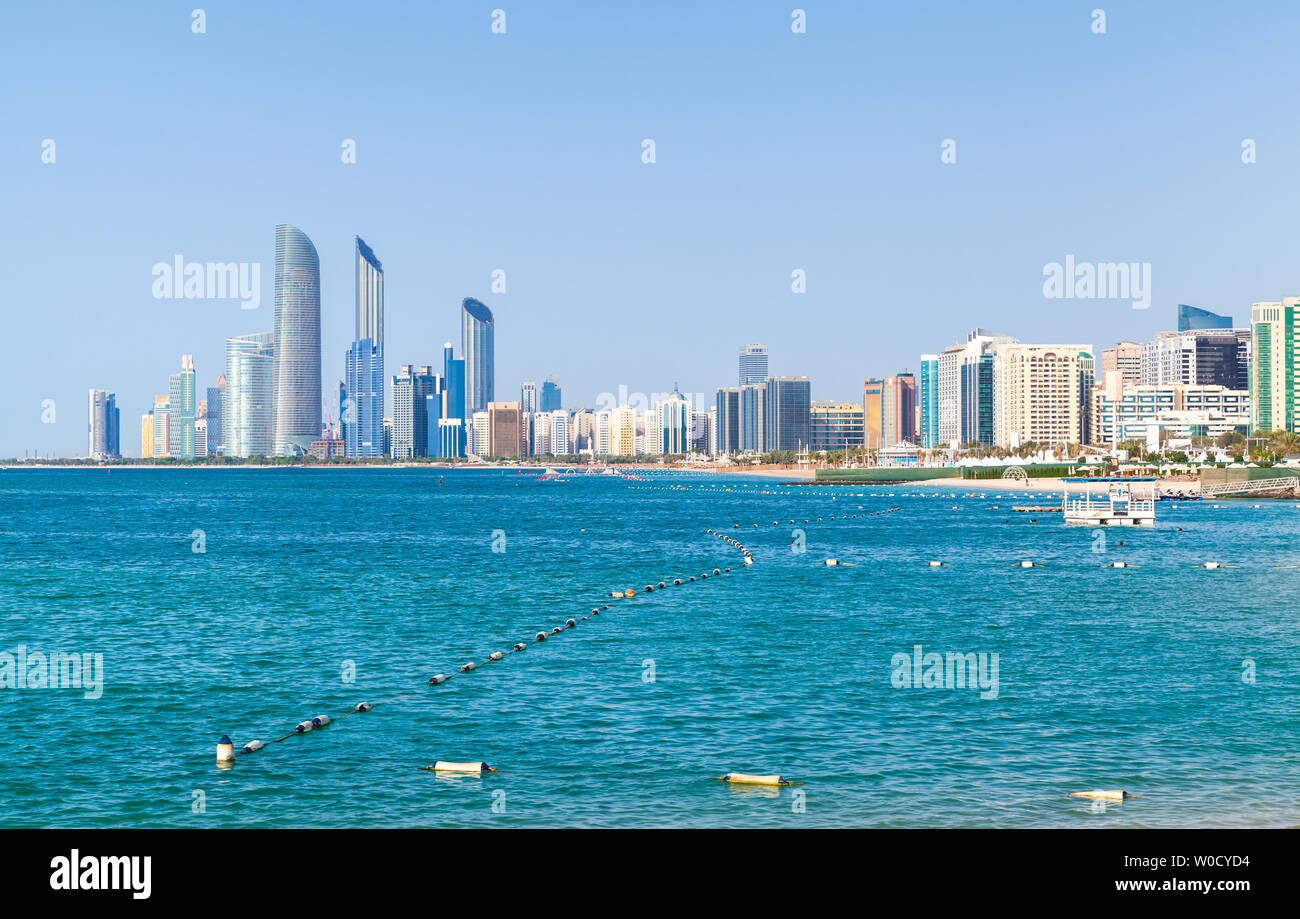 Abu Dhabi ville côtière avec de grandes tours gratte-ciel Banque D'Images