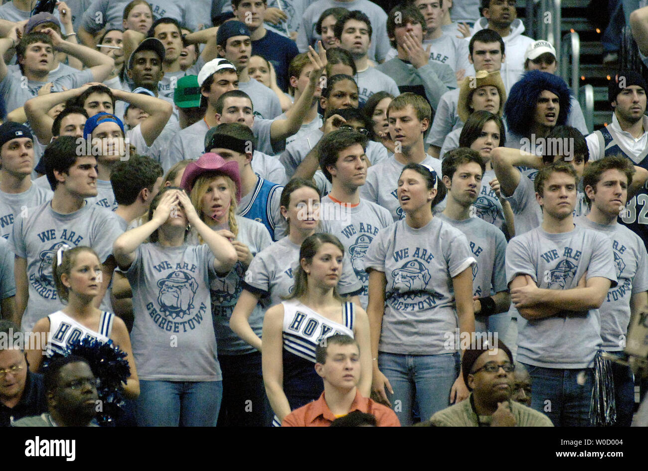 L'Université de Georgetown fans réagissent à l'ouest de l'Université VVirginia deuxième trimestre dur à la MCI Center à Washington, DC, le 12 février 2006. La Virginie de l'Ouest a battu Georgetown 69-56. (UPI Photo/Kevin Dietsch) Banque D'Images