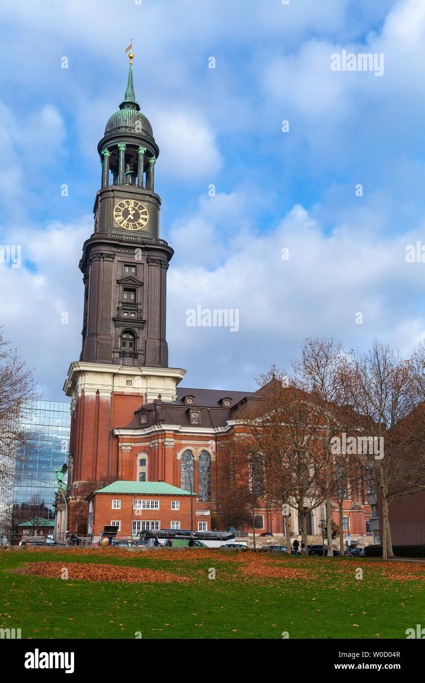 Église Saint Michel familièrement appelé Michel, l'un des cinq Églises principales de Hambourg luthérienne et l'église la plus célèbre de la ville Banque D'Images