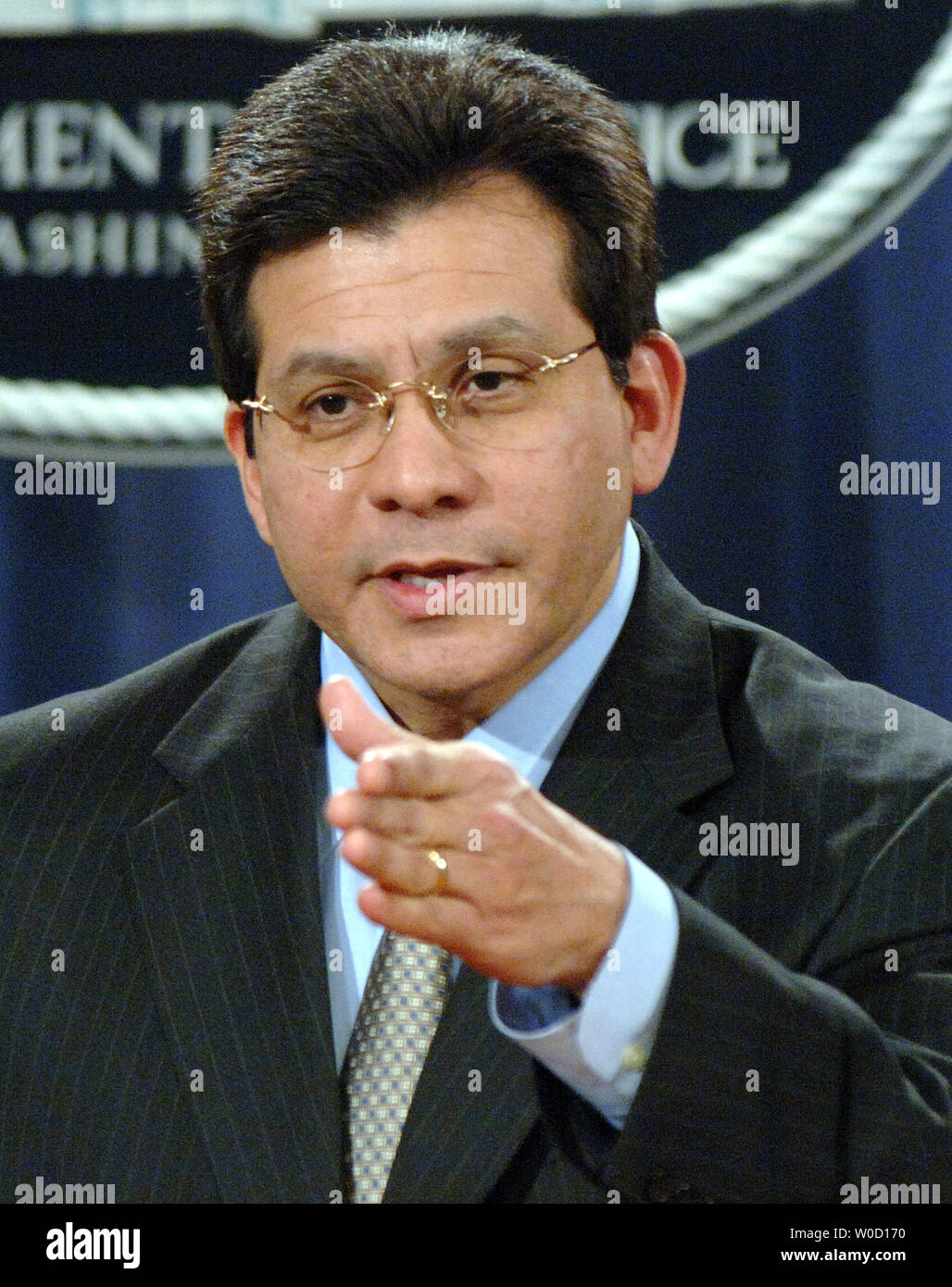 Procureur général des États-Unis, Alberto Gonzales annonce l'inculpation de 50 chefs des FARC au cours d'une conférence de presse au Ministère de la Justice à Washington le 22 mars 2006. Le groupe de rebelles colombiens a été liée avec le terrorisme et la contrebande de cocaïne. (Photo d'UPI/Roger L. Wollenberg) Banque D'Images