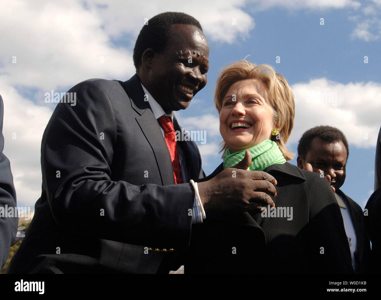 Ancien esclave soudanais accueille Simon Deng Sen. Hillary Clinton (D-NY) après son arrivée sur le capitole après avoir terminé un 300 km à pied pour attirer l'attention sur l'esclavage et le génocide au Soudan, à Washington le 5 avril 2006. Deng a commencé son voyage à New York le 15 mars et a pris fin aujourd'hui sur le National Mall avec un rassemblement d'attirer l'attention sur l'esclavage moderne au Soudan. (UPI Photo/Kevin Dietsch) Banque D'Images