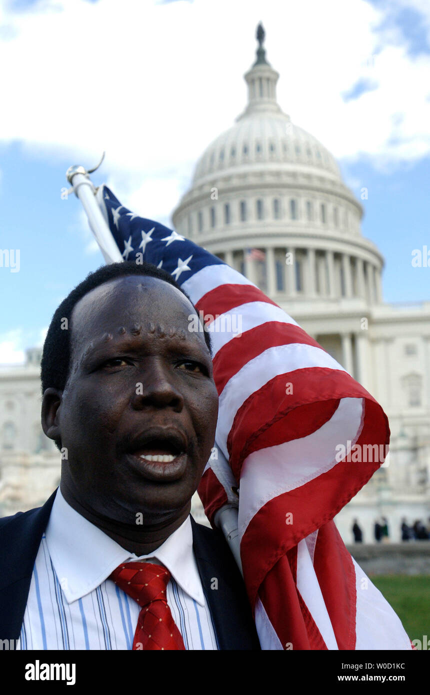 Ancien esclave soudanais Simon Deng arrive au Capitole après avoir terminé un 300 km à pied pour attirer l'attention sur l'esclavage et le génocide au Soudan, à Washington le 5 avril 2006. Deng a commencé son voyage à New York le 15 mars et a pris fin aujourd'hui sur le National Mall avec un rassemblement d'attirer l'attention sur l'esclavage moderne au Soudan. (UPI Photo/Kevin Dietsch) Banque D'Images