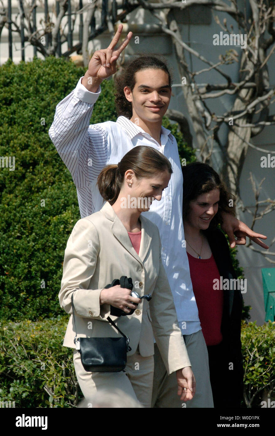 Joakim Noah de l'Université de Floride, l'équipe masculine de basketball est accompagnée de deux femmes non identifiées pendant qu'il marche à son siège lors d'un événement à la Maison Blanche où le président George W.Bush a rendu hommage aux 2005 et 2006 Sports Champions NCAA, à Washington le 6 avril 2006. (UPI Photo/Kevin Dietsch) Banque D'Images