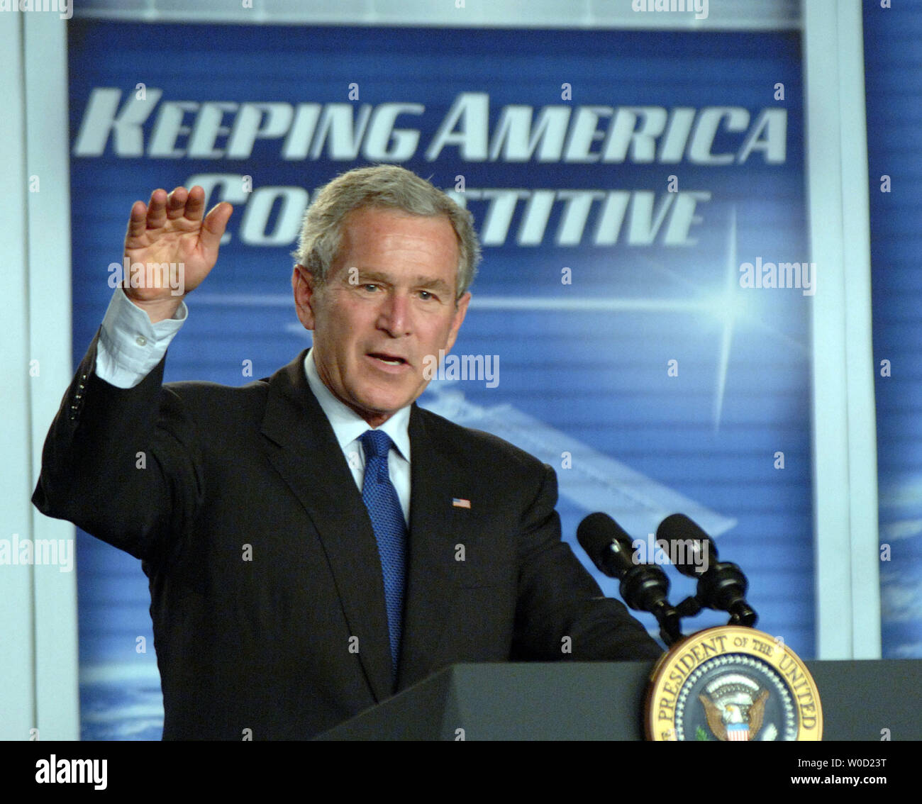 Le président américain George W. Bush parle de l'American Competitiveness Initiative au magnat Parkland Middle School de Technologie Aérospatiale à Rockville, Md., le 18 avril 2006. Bush a souligné la nécessité de se concentrer sur les études de mathématiques et de sciences pour garder l'économie américaine compétitifs sur le marché mondial. (Photo d'UPI/Roger L. Wollenberg) Banque D'Images